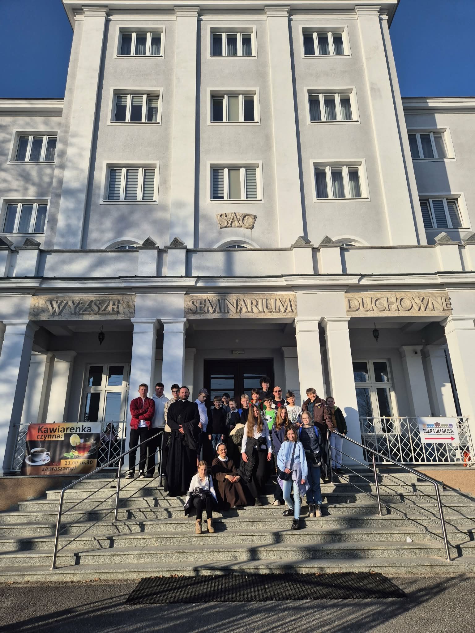 Ministranci i bielanki na Misterium Męki Pańskiej w Ołtarzewie