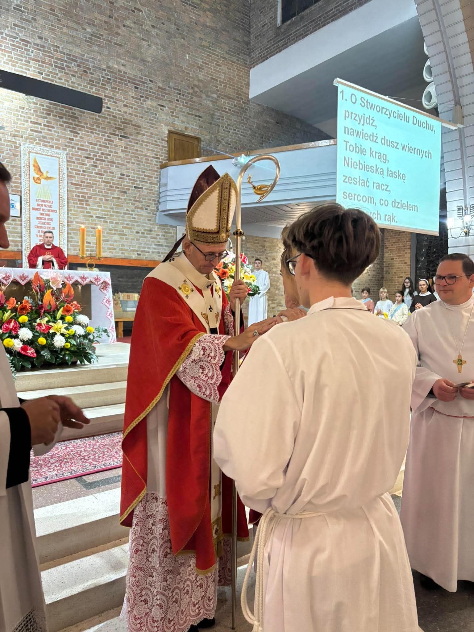 Abp Adrian J. Galbas udzielił sakramentu bierzmowania